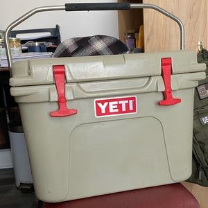 Yeti Tan OG Roadie 20 with Red Latch Kit